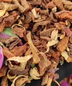 ترکیب چای میوه‌ای شش قلم شامل هل شکسته، گل محمدی، بهارنارنج، سیب خشک، به خشک و گلابی خشک