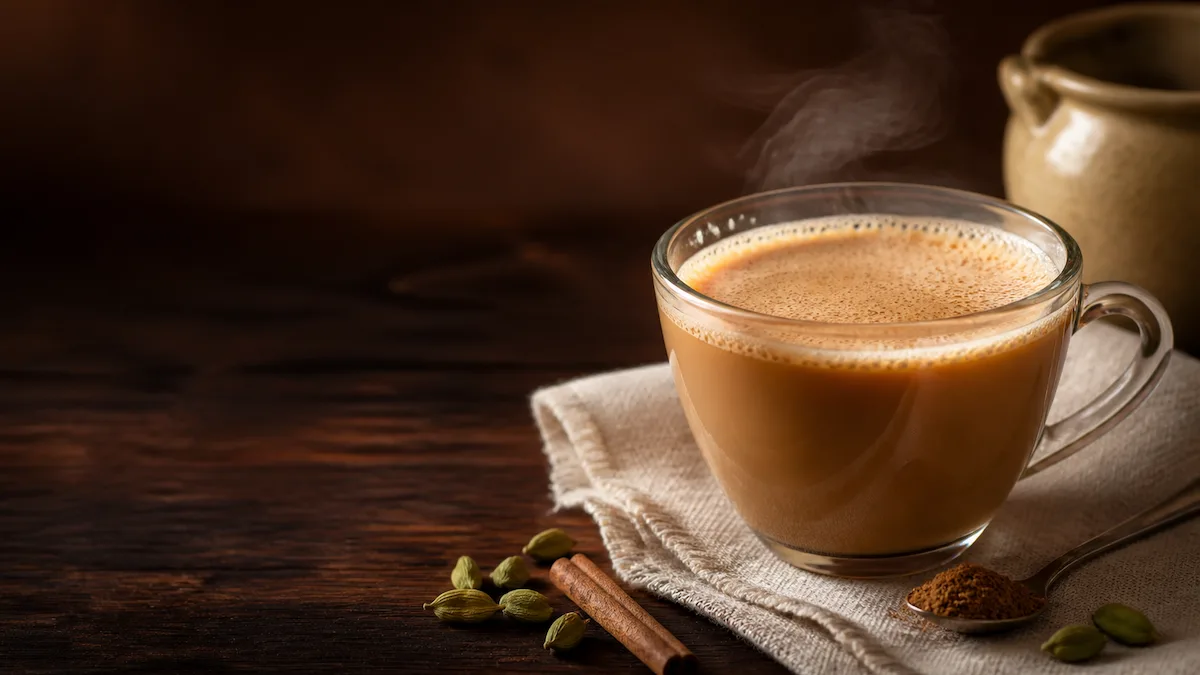 فنجان شیشه‌ای چای ماسالای گرم با هل و دارچین